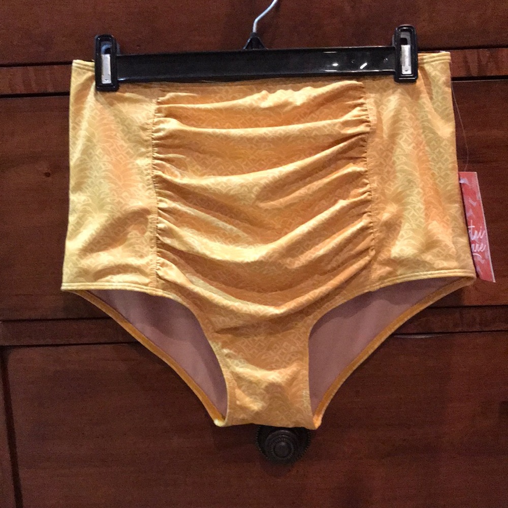 NWT Kortni Jeane medium ruched bottoms